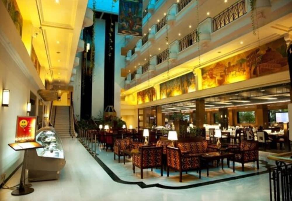 Hotel Radha Regent, Chennai Exterior foto